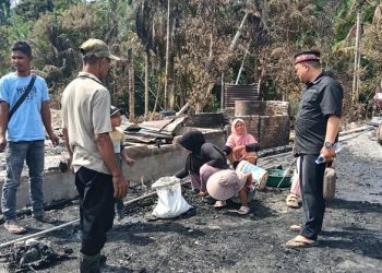 Bupati Alfarlaky Salurkan Bantuan Untuk 14 KK Korban Kebakaran Peunaron