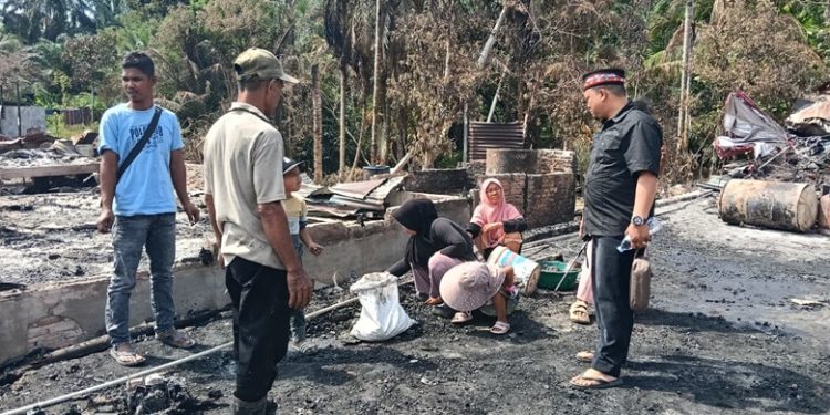 Bupati Alfarlaky Salurkan Bantuan Untuk 14 KK Korban Kebakaran Peunaron