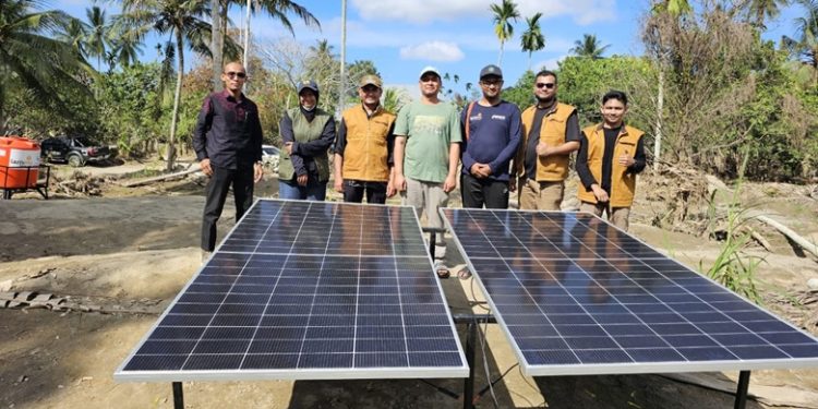 Dosen Umuslim Pasang PLTS Hibrid Portable di Pante Lhong
