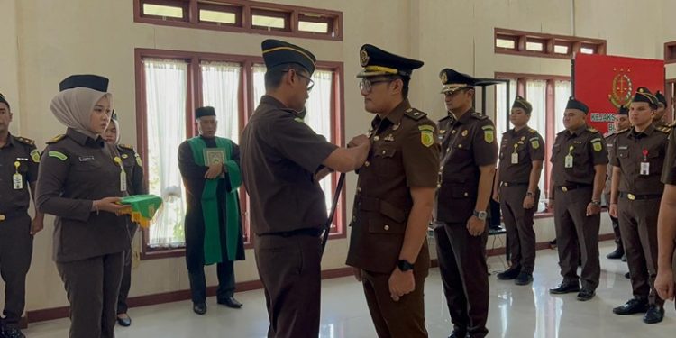 Kajari Bireuen Lantik Tiga Pejabat Baru