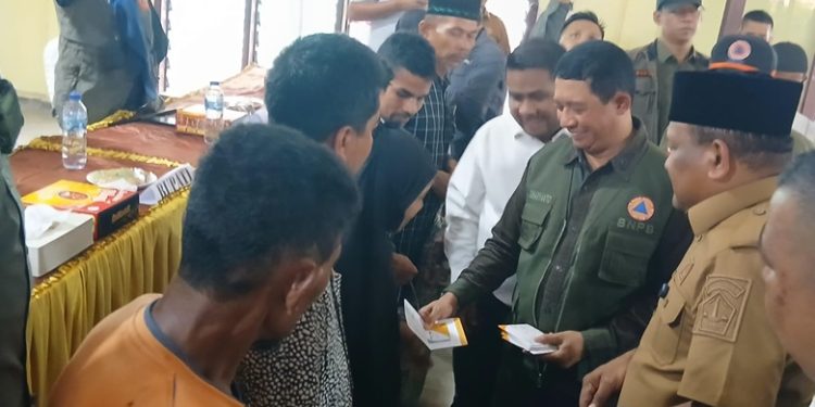 Kepala BNPB Serah Tabungan DTH Untuk Korban Banjir Bandang di Bireuen