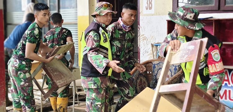 Personel Kodim Bireuen dan Yonif TP 837 KT Bersihkan Lumpur di SMAN 2 Peusangan