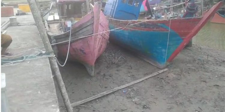 Kolam Labuh dan Alur Sungai TPI Bagok Dangkal Akibat Sedimentasi Lumpur Banjir