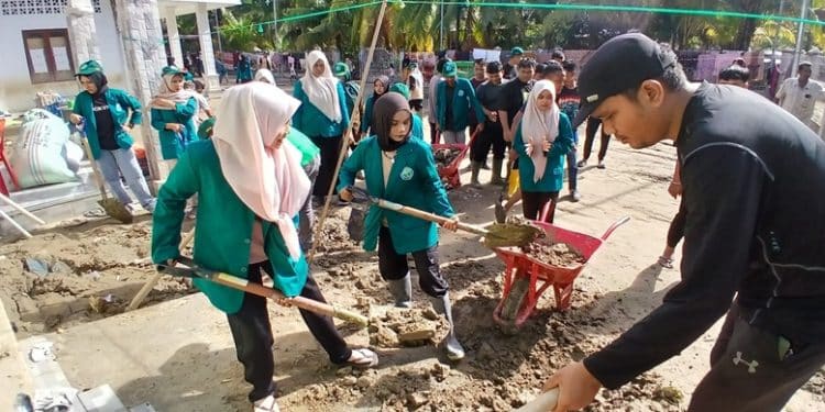 Lagi Mahasiswa KKM Tematik dan Dosen UNIKI Bersihkan Lumpur Banjir di Ujong Blang