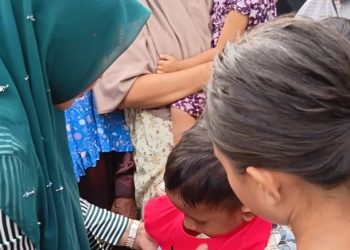 Ny. Hj Faridah Adam HRD Bantu Baju Baru Untuk Anak Pengungsi Banjir