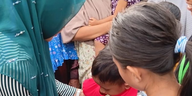 Ny. Hj Faridah Adam HRD Bantu Baju Baru Untuk Anak Pengungsi Banjir