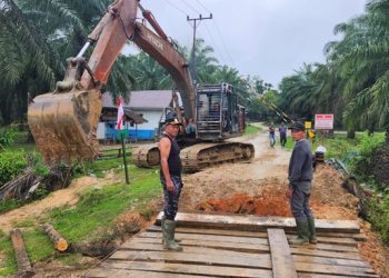 PKS BPS dan Tualang Raya Kerahkan Escavator untuk Perbaikan Jembatan Pelita