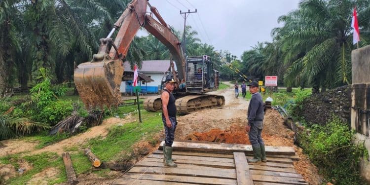 PKS BPS dan Tualang Raya Kerahkan Escavator untuk Perbaikan Jembatan Pelita
