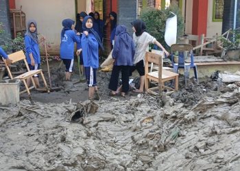 Pekan Pertama Sekolah, Siswa SMKN 1 Peusangan Gotroy Bersihkan Endapan Lumpur Banjir
