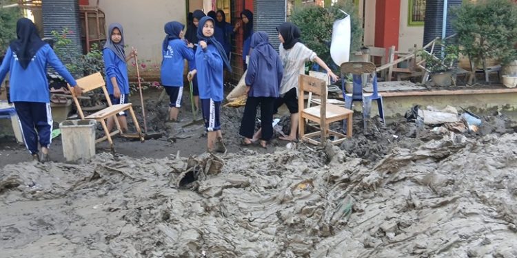 Pekan Pertama Sekolah, Siswa SMKN 1 Peusangan Gotroy Bersihkan Endapan Lumpur Banjir