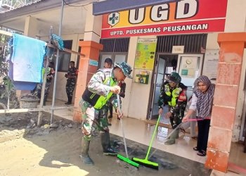 Personel Kodim Bersama Dua Yonif Bersihkan Lumpur di Puskesmas Peusangan