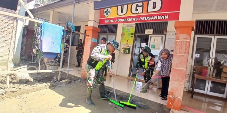 Personel Kodim Bersama Dua Yonif Bersihkan Lumpur di Puskesmas Peusangan