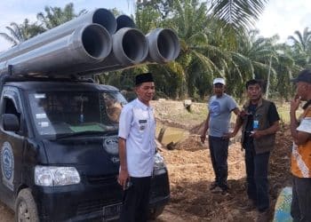 Puluhan Karyawan Perumdam Tirta Peusada Perbaiki JDU Tersapu Banjir