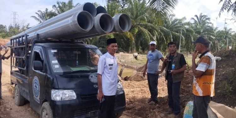 Puluhan Karyawan Perumdam Tirta Peusada Perbaiki JDU Tersapu Banjir