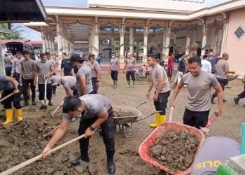 Polisi Bireuen Bersihkan Lumpur di Halaman Masjid Blang Guron