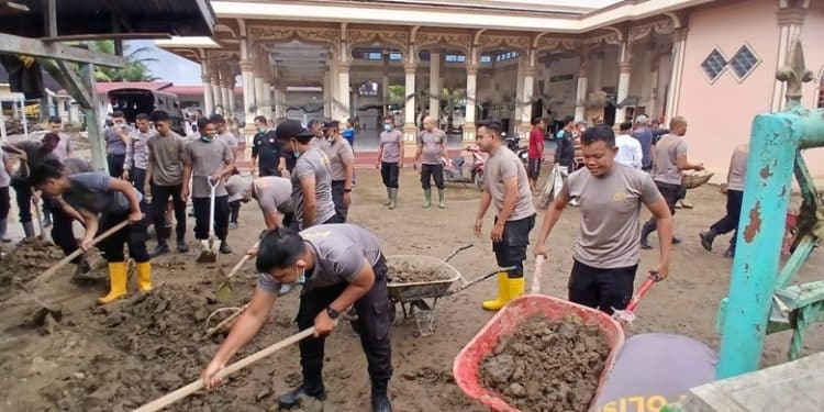 Polisi Bireuen Bersihkan Lumpur di Halaman Masjid Blang Guron