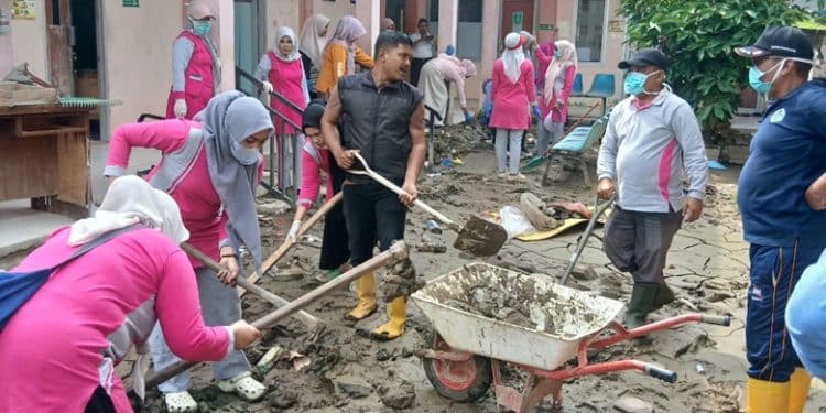 Staf Puskesmas Jeunieb Gotong-royong Bersihkan Lumpur Banjir di Puskesmas Kutablang