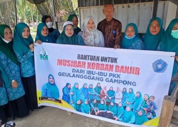 TP-PKK Geulanggang Gampong Serah Bantuan Makanan Bagi Pengungsi di Alue Kuta