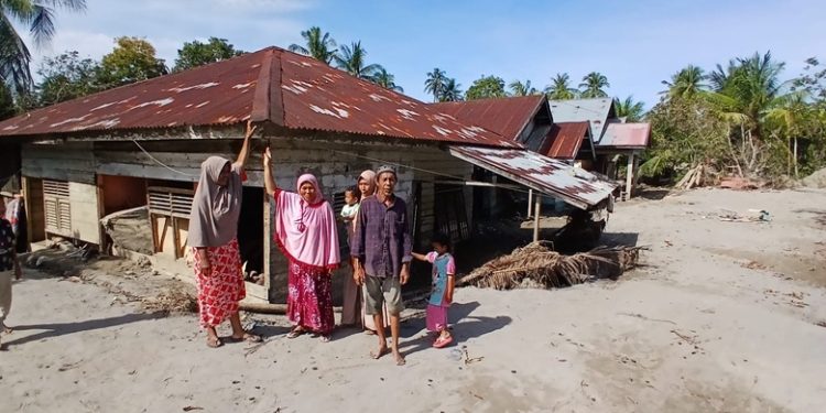 Warga Ujong Blang Butuh Alat Berat Bersihkan Rumah Tertimbun Tanah