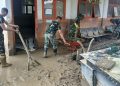 Yonif TP 837 Kesatria Trunojoyo Bersihkan Lumpur Rendam Sekolah dan Puskesmas di Peusangan