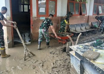 Yonif TP 837 Kesatria Trunojoyo Bersihkan Lumpur Rendam Sekolah dan Puskesmas di Peusangan