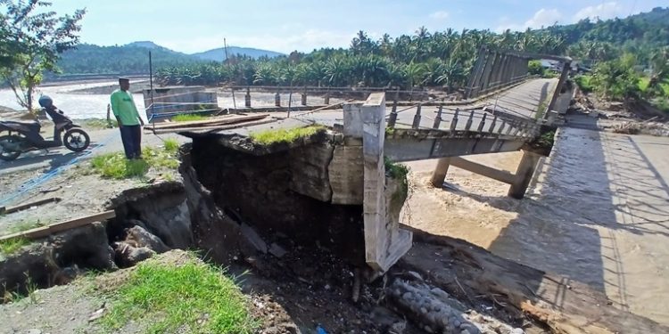 Dampak Banjir Jembatan Alue Limeng Bireuen Ambruk