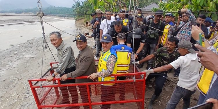 Menteri PU Indonesia Datang ke Aceh Naik Gerobak Seling