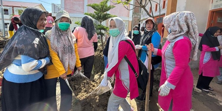 Tenaga Medis Puskesmas Jeunieb Gotroy Bersihkan Polindes Gampong Putoh