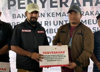 Bupati Al- Farlaky Serahkan Sapi Meugang Bantuan Presiden