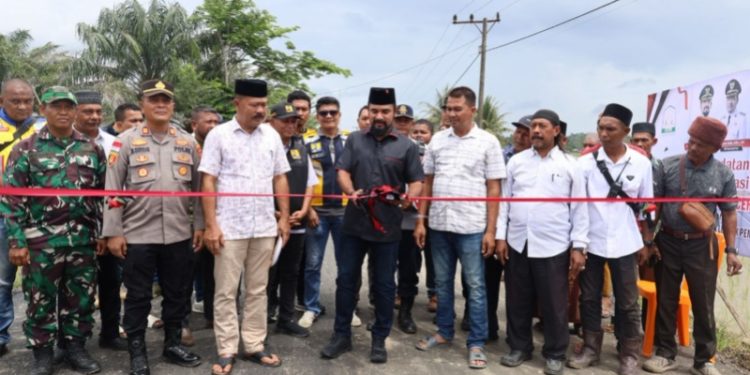 Bupati Al-Farlaky Resmikan Jalan Peurulak–Leubok Peng-Peng