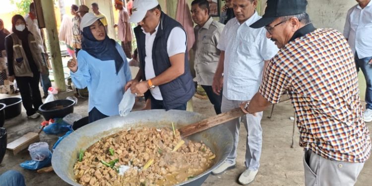 Bupati Mukhlis Masak dan Makan Daging Meugang Bersama Warga Alue Kuta