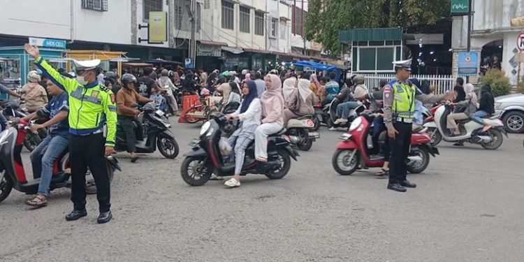 Belasan Personel Satlantas Bireuen Gatur Lalin Selama Puasa