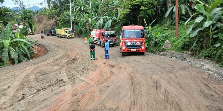 Jalan Licin Truk BBM Tujuan Takengon Terpeleset di Km 23