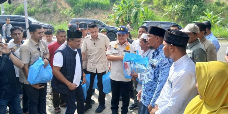 Mendagri Serah Bantuan Bagi Korban Banjir di Bale Panah Juli