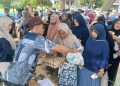 Ratusan Ibu-ibu Serbu Pasar Murah Terakhir di Peusangan