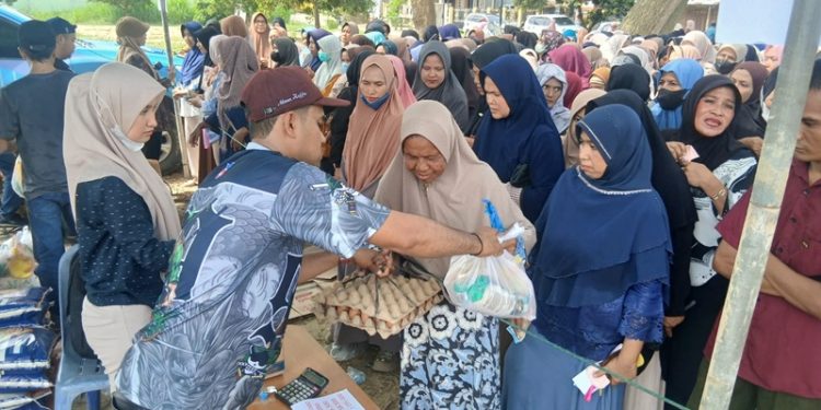 Ratusan Ibu-ibu Serbu Pasar Murah Terakhir di Peusangan