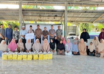 Berkah Ramadan, FIFGROUP Aceh Timur Berbagi Takjil di Dayah