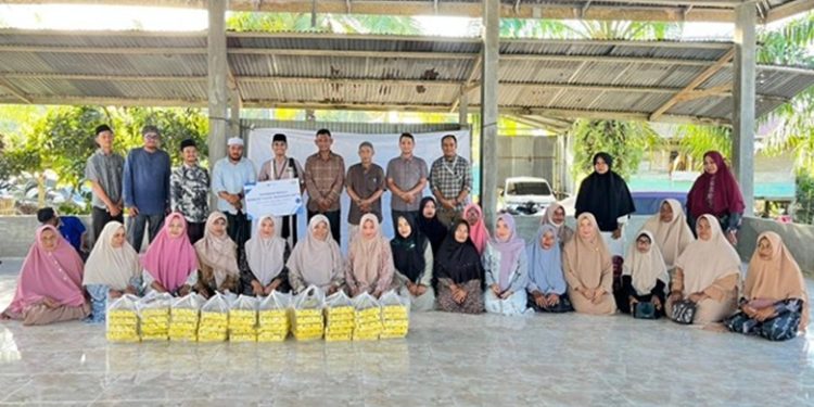 Berkah Ramadan, FIFGROUP Aceh Timur Berbagi Takjil di Dayah