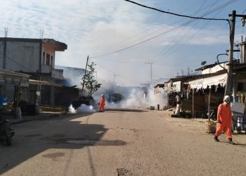 Antisipasi Wabah Pasca Banjir, PT Medco E & P Malaka Fogging Lingkungan Warga