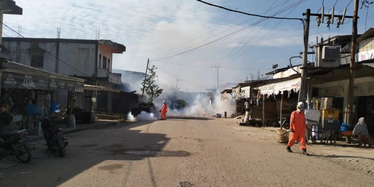 Antisipasi Wabah Pasca Banjir, PT Medco E & P Malaka Fogging Lingkungan Warga