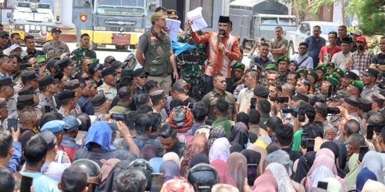 Depan Pendemo Bupati Al-Farlaky Tegaskan, Sejak Awal Tidak Pernah Membelakangi Penyintas Banjir