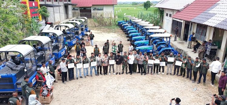 Bupati Al-Farlaky Bagi  Alsintan Untuk Brigade PanganBupati Al-Farlaky Targetkan  Aceh Timur Jadi Lumbung Pangan Aceh