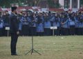 Bupati Al-Farlaky Serahkan Penghargaan Kepada Guru Berprestasi di Hardikda