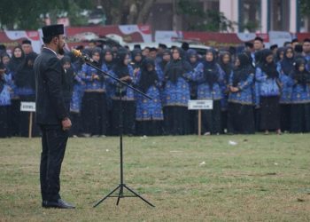 Bupati Al-Farlaky Serahkan Penghargaan Kepada Guru Berprestasi di Hardikda