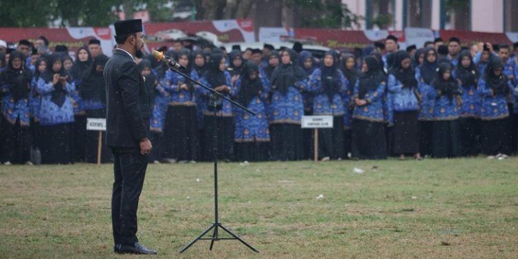 Bupati Al-Farlaky Serahkan Penghargaan Kepada Guru Berprestasi di Hardikda