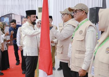 Bupati Al – Farlaky Lepas Jamaah Haji Kloter 7 di Banda Aceh