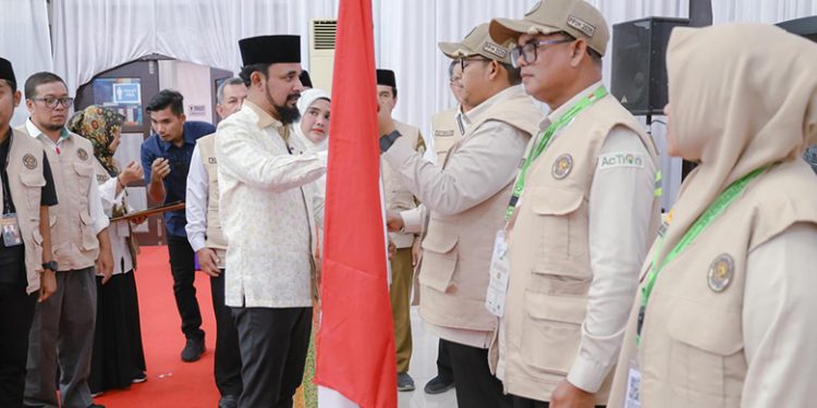 Bupati Al – Farlaky Lepas Jamaah Haji Kloter 7 di Banda Aceh