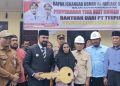 Bupati Al-Farlaky Serahkan Rumah Layak Huni dari Dana CSR di Julok