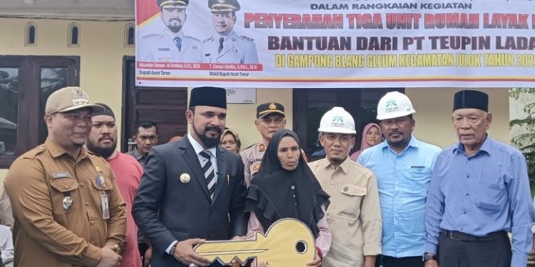 Bupati Al-Farlaky Serahkan Rumah Layak Huni dari Dana CSR di Julok
