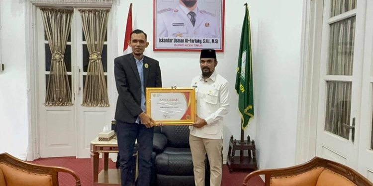 Bupati Al- Farlaky Terima Penghargaan KIA
